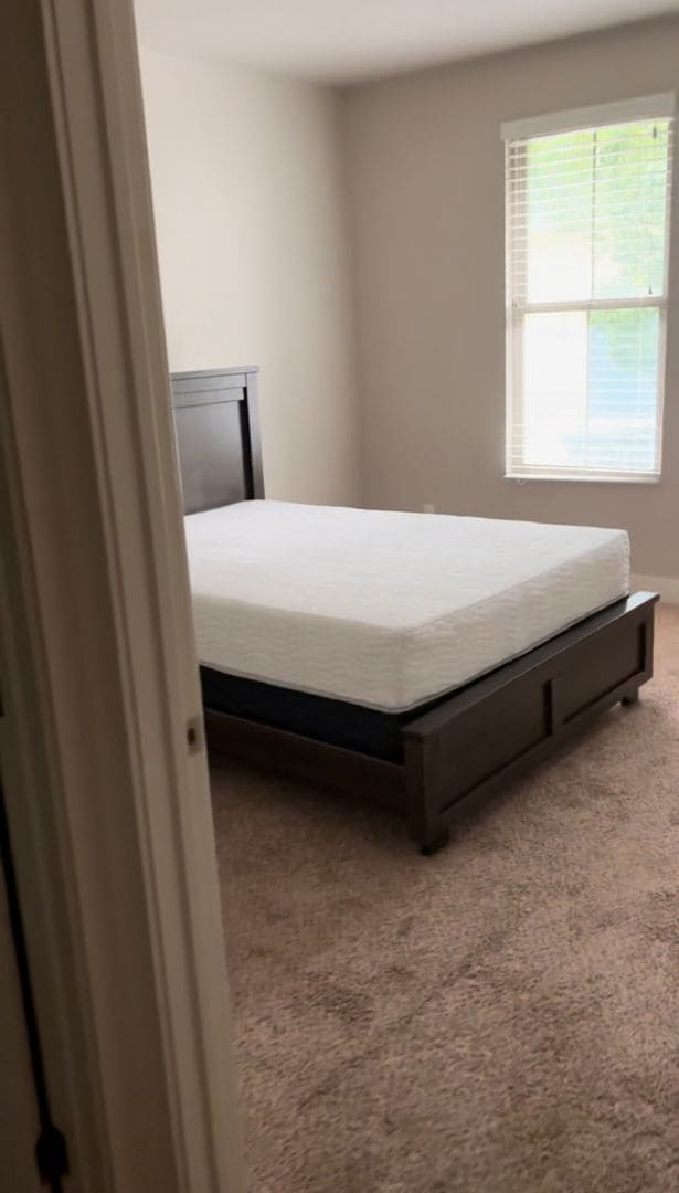 Building Photo - 3 Bedroom/2 Bathroom townhome in South Jordan