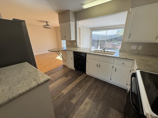 Building Photo - 1060 Los Gamos Rd