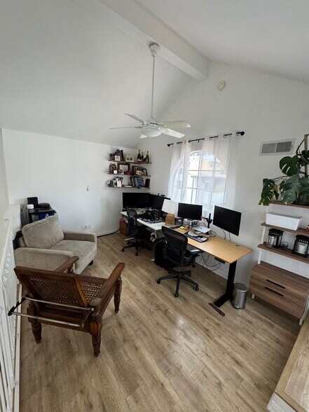 Building Photo - 963 Larrabee St