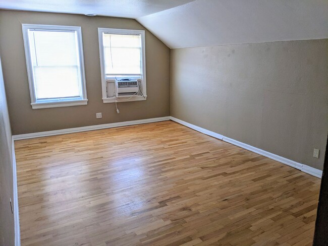 Building Photo - 2 bedroom, 2 bath Apartment with onsite la...