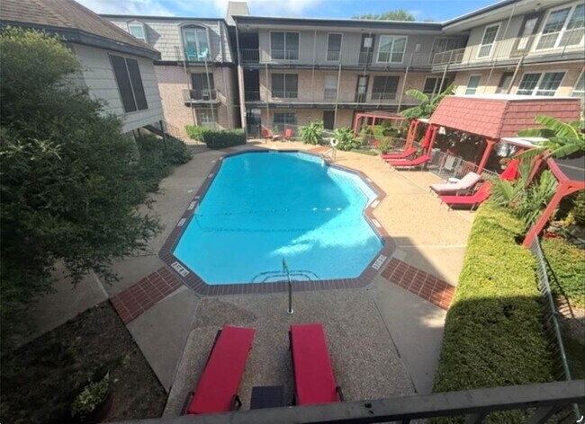 Building Photo - 2425 Ashdale Dr