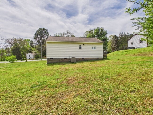 Building Photo - 711 W 3rd Ave