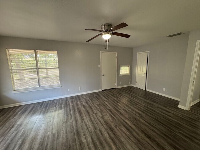 Building Photo - Updated 2 bedroom