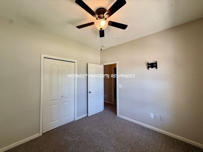 Building Photo - Beautiful 3 Bed, 2 Bath Ranch Home with Fireplace & Fenced Yard in Grandview!