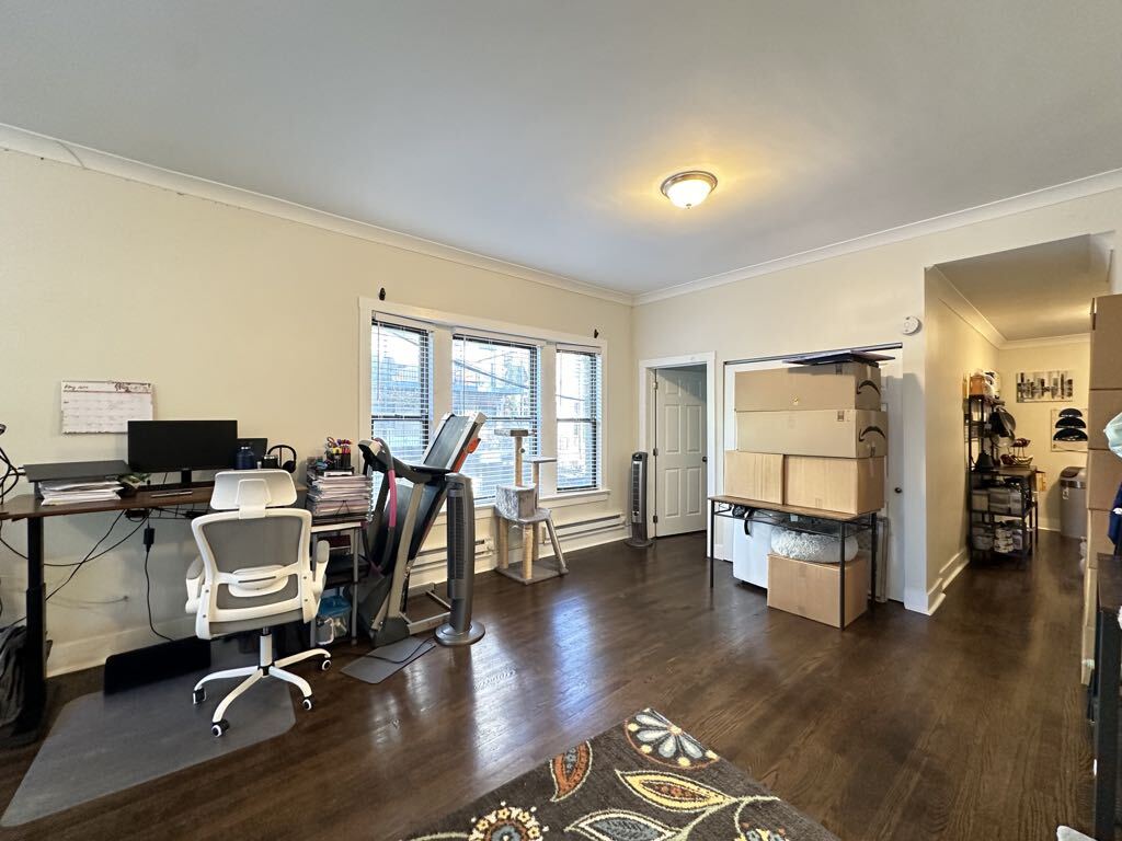 Building Photo - 842 W Waveland Ave