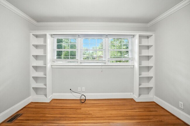 Building Photo - Perfect blend of Charm and Convenience!
