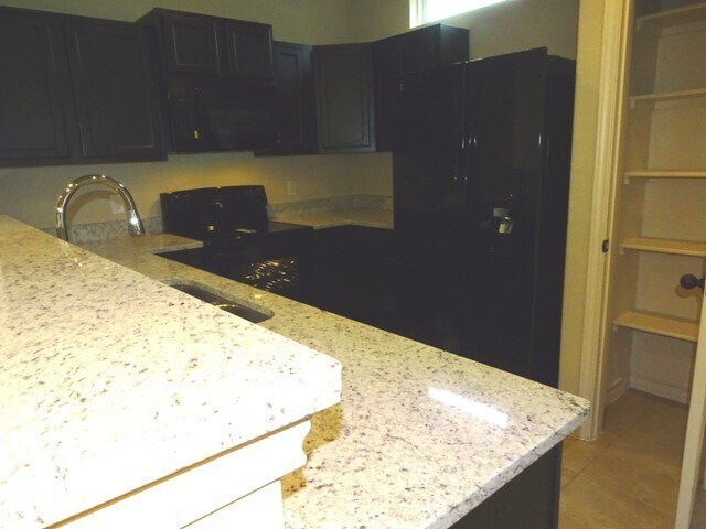 Building Photo - 7042 Lakeview Dr.