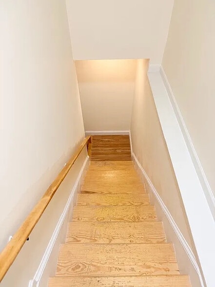 Building Photo - Room in Duplex on North St