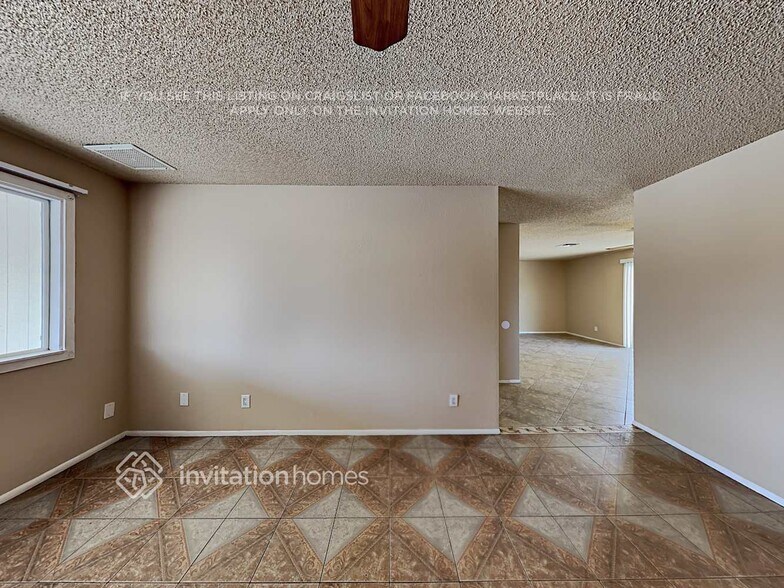 Building Photo - 8639 W Clarendon Ave