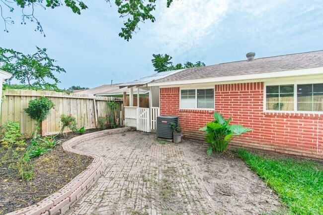 Building Photo - 12906 Southspring Dr