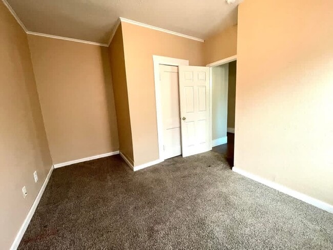 Building Photo - 823 G St NW