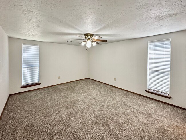 Building Photo - 2502 NE Kingsbriar Pl