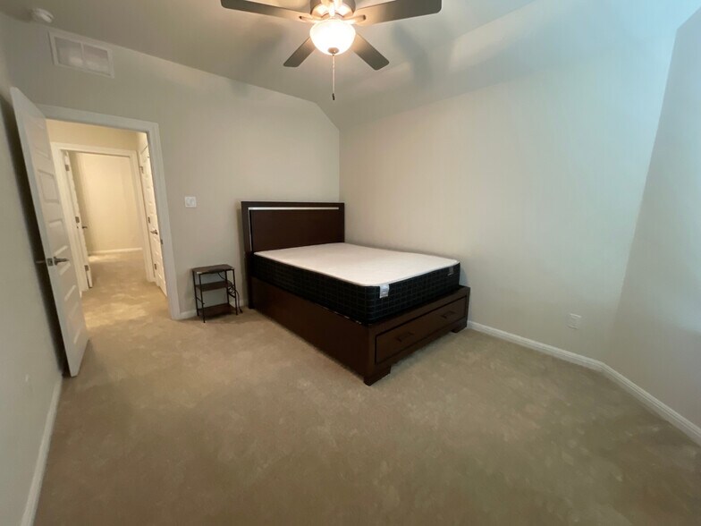 Building Photo - Room in House on Regatta Trl