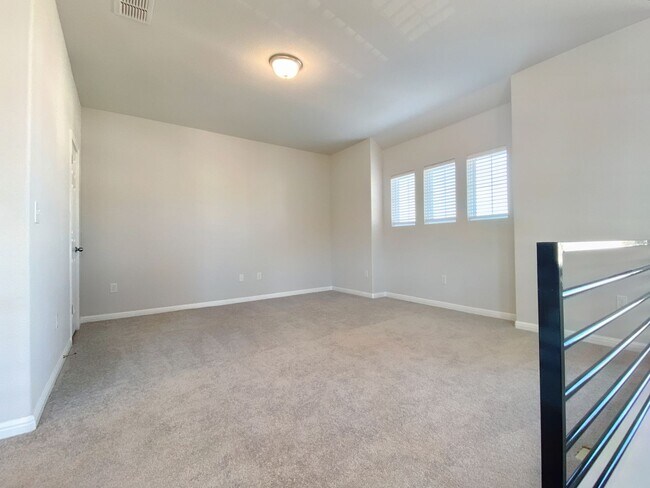 Building Photo - Beautiful and Spacious 4/BR 3.5/BA Modern ...