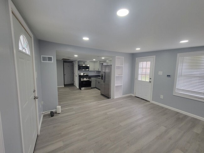 Building Photo - 2BR/1BA Fully Remodeled