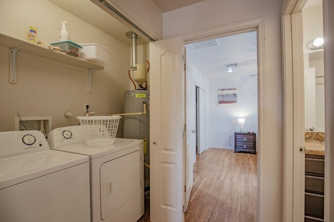 Building Photo - 800 Sherwood Dr