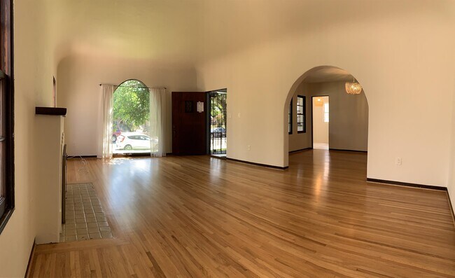 Building Photo - 4772 Edgeware Rd