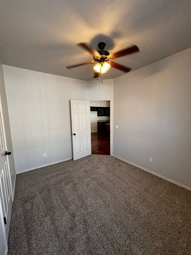 Building Photo - Move in Special!! 3BR 2BA duplex with 2 ca...