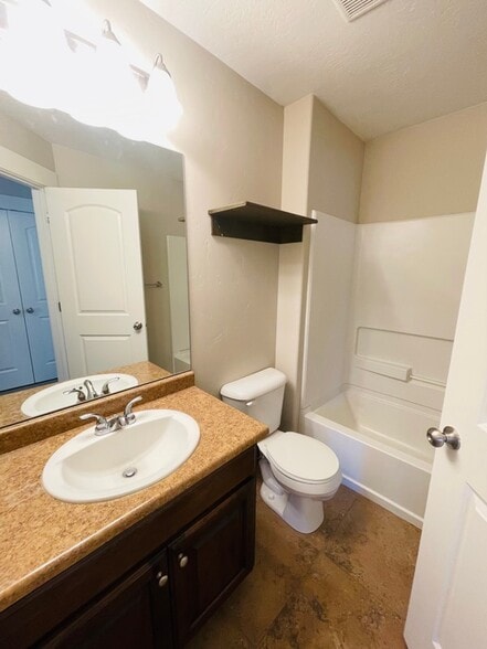 Building Photo - 2576 Cottonwood Dr