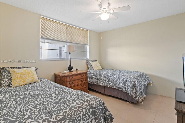 Building Photo - 9480 Poinciana Pl