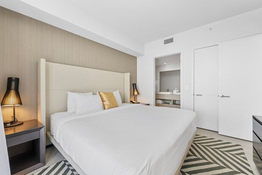 Building Photo - 4010 S Ocean Dr