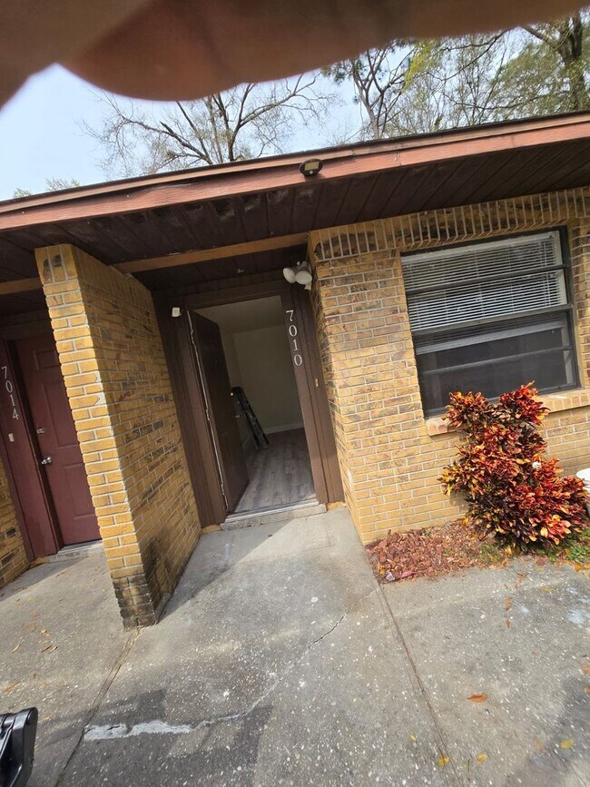 Building Photo - Beautiful 2 bedroom 1 bathroom Single Fami...