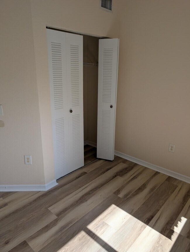 Building Photo - 350 Crestwood Cir