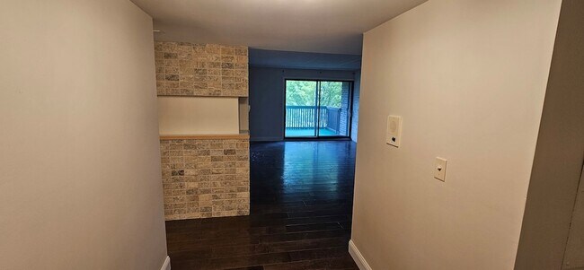 Building Photo - 930 Taylor Dr