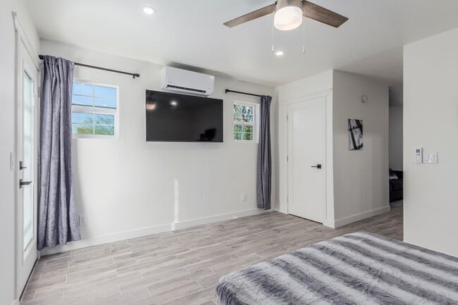 Building Photo - **COMING SOON!**Central- Charming 1 bd w/ all utilities included!