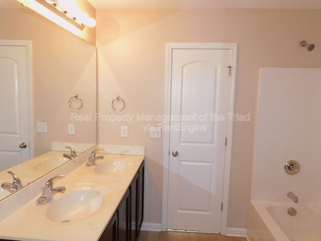 Building Photo - 2035 Chapel Park Ln