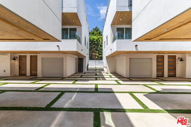 Building Photo - 4293 Tujunga Ave