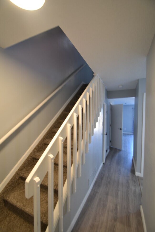 Building Photo - Available NOW, 2 bedroom townhome w/ AC - ...