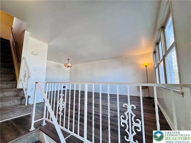 Building Photo - 235 Vista Dr