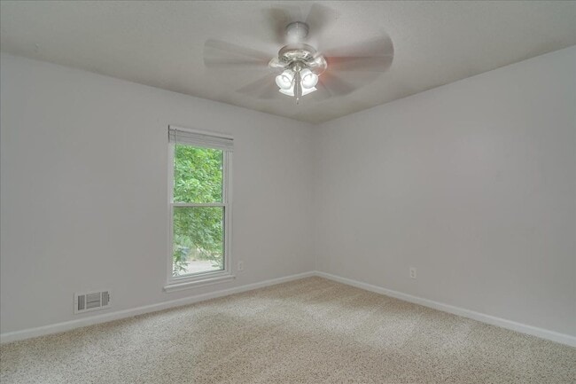 Building Photo - 303 Meadowlake Dr
