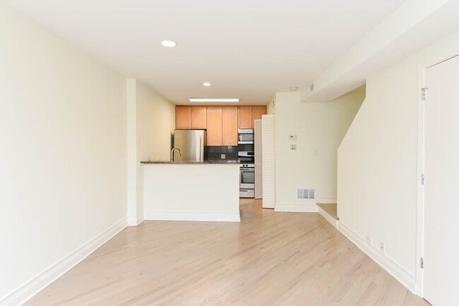 Building Photo - 949 W Grace St