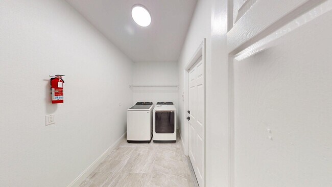 Building Photo - 6BR /5BA  LUXURY POOL HOME -  Fells Landing Subdivision- Minutes to Medical City! **1/2 OFF FIRST...