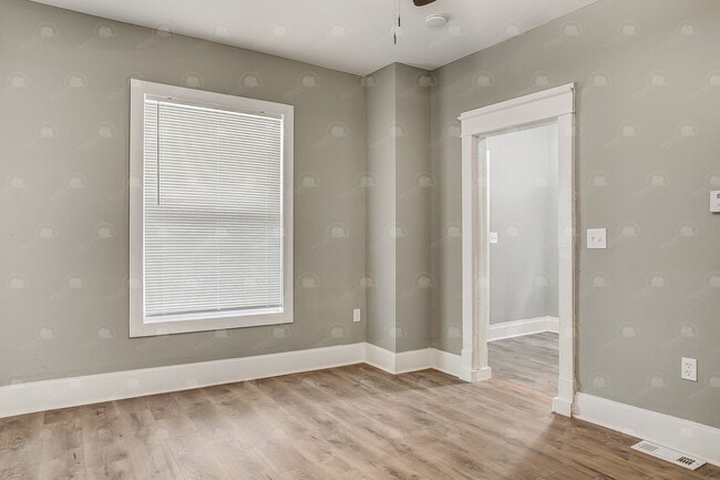 Building Photo - Charming 2 BR 2 BA House in Historic North...