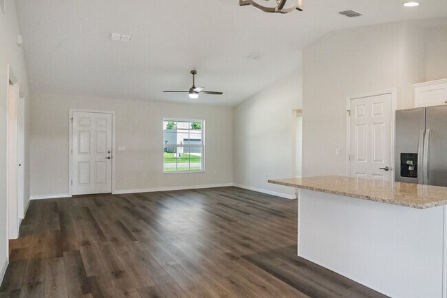 Building Photo - 13422 SW 48th Ave