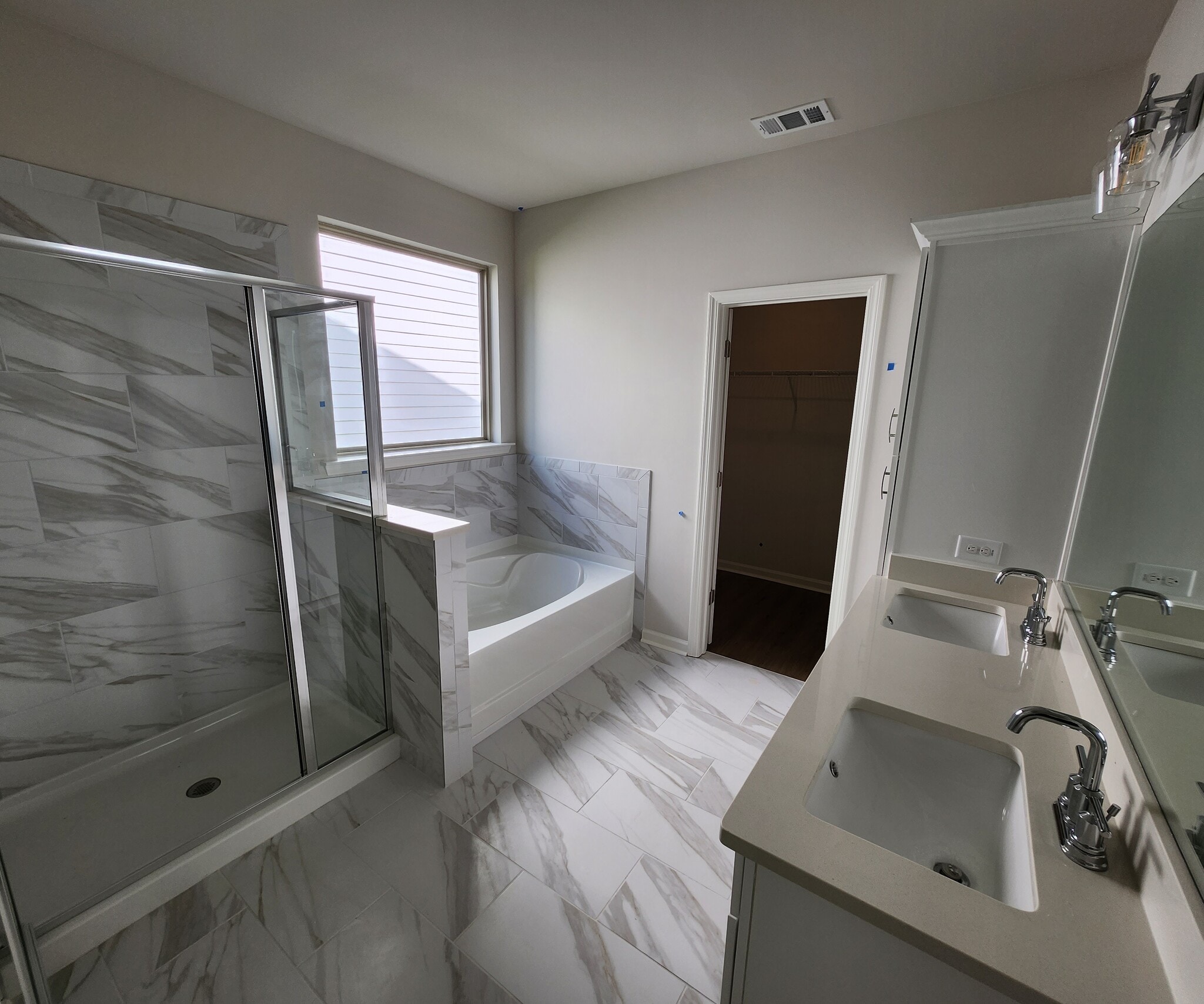 Master bath with tub and walk-in shower - 2797 Aralynn Way