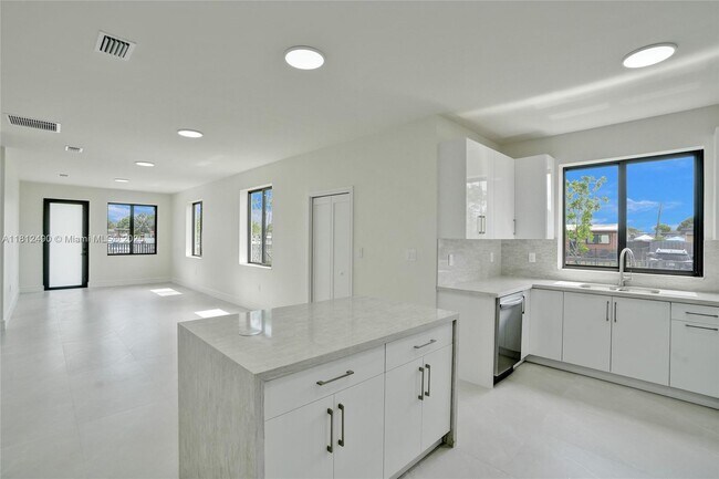 Building Photo - 301 E 51st St