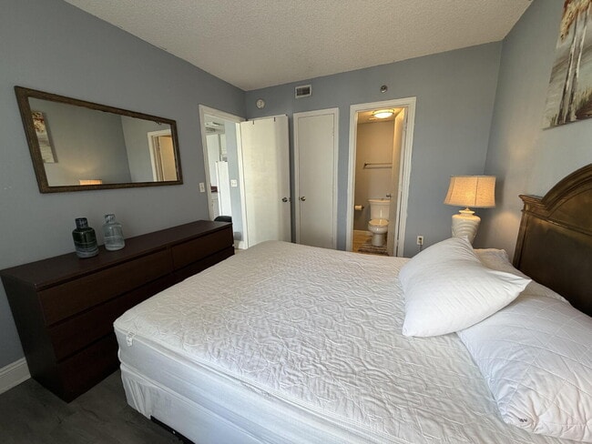 Building Photo - "Spacious 2-Bed, 2-Bath Condo Retreat in the Heart of Orlando!"