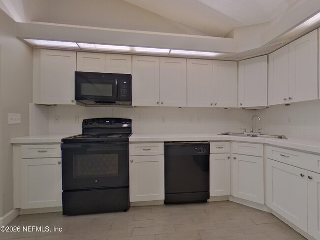 Building Photo - 1885 Ontario Ct