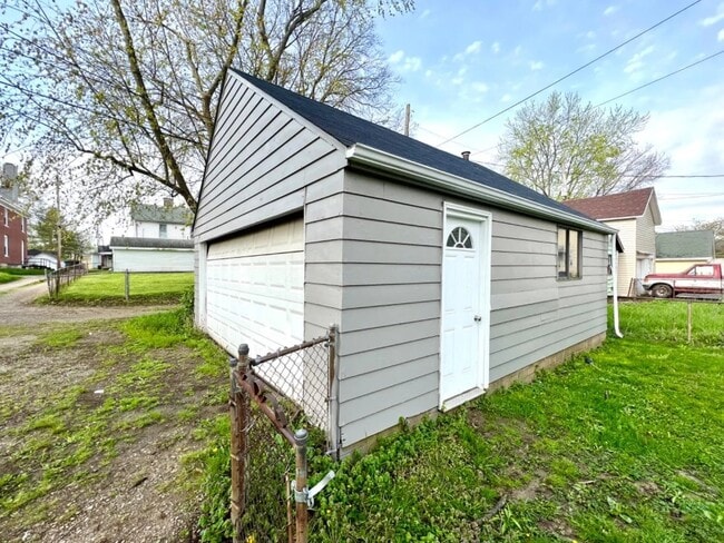 Building Photo - 653 Fairview Ave