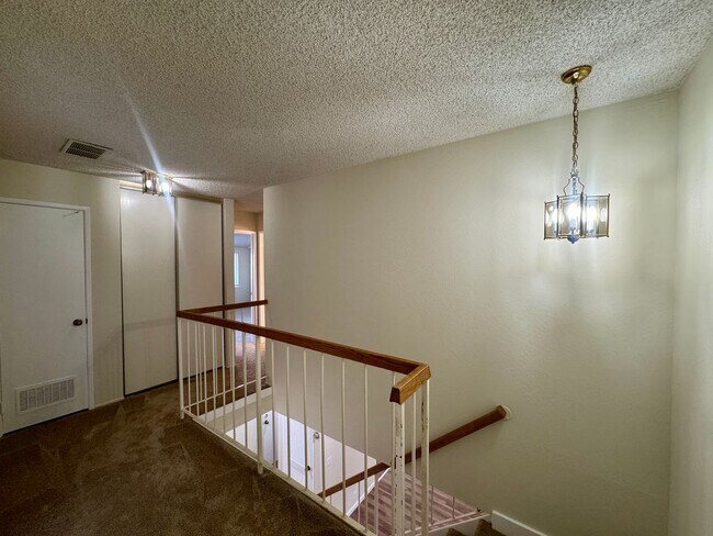 Building Photo - Nice Two-Story Unit with Attached Garage a...