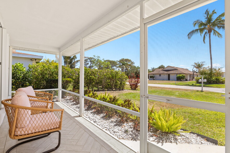 Lanai - 695 104th Ave N