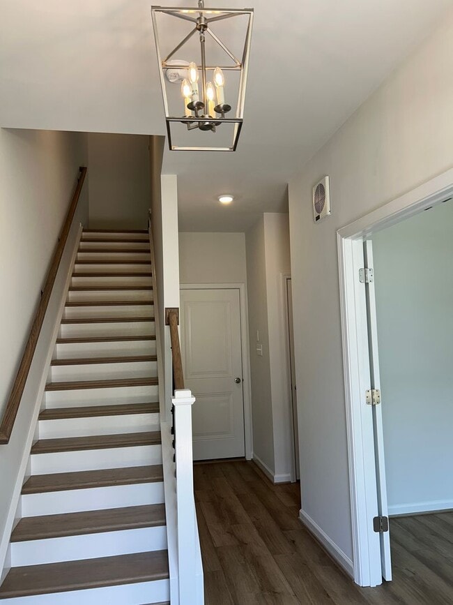 Building Photo - Luxury End-Unit Townhome with 2-Car Garage, Deck & Bonus Room – Available June 5!