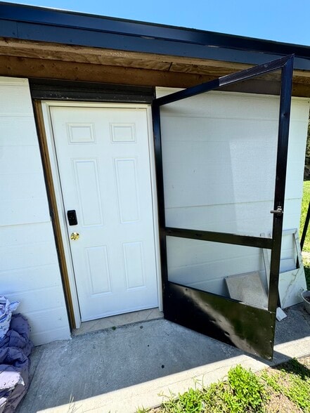 Building Photo - 1721 Manor Dr