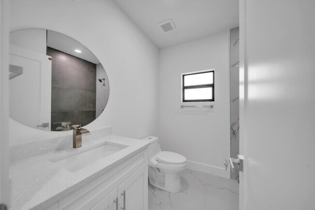 Building Photo - 2413 Quentin Ave S