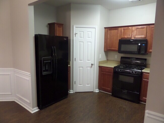 Building Photo - Rare 2 bed 2.5 bath  located in Kennesaw m...