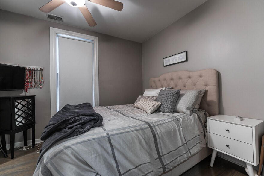 Building Photo - 2651 W Armitage Ave